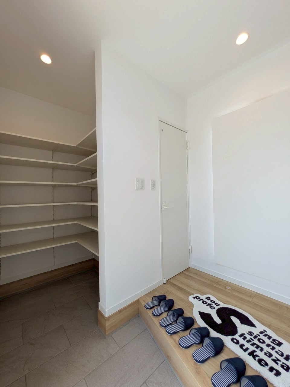 函南町間宮　全１棟の玄関|大容量シューズインCL