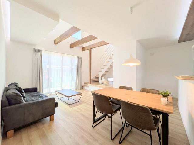 函南町間宮　新築戸建　全１棟の居間・リビング|現地写真