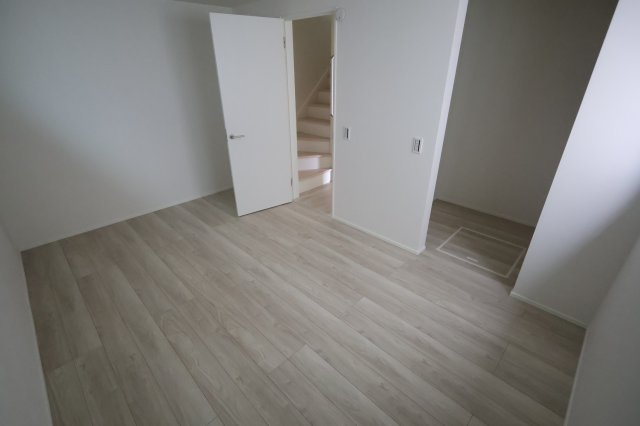 《仲介手数料無料》中央区本町東２丁目13-20(2号棟)新築一戸建てKEIAI GRACEの洋室|撮影日 2025年10月19日 10:10 曇り