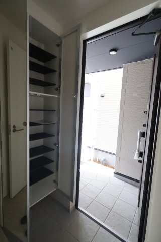 《仲介手数料無料》中央区本町東２丁目13-20(2号棟)新築一戸建てKEIAI GRACEの玄関|撮影日 2025年10月19日 10:10 曇り