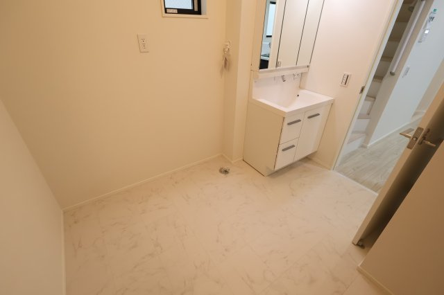 《仲介手数料無料》中央区本町東２丁目13-20(2号棟)新築一戸建てKEIAI GRACEのランドリースペース|撮影日 2025年10月19日 10:10 曇り