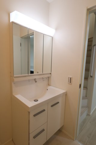 《仲介手数料無料》中央区本町東２丁目13-20(2号棟)新築一戸建てKEIAI GRACEの独立洗面台|撮影日 2025年10月19日 10:10 曇り