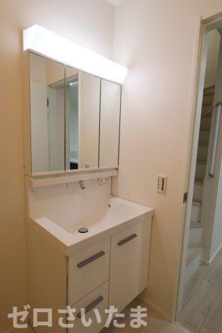 《仲介手数料無料》中央区本町東２丁目13-20(2号棟)新築一戸建てKEIAI GRACEの独立洗面台|撮影日 2025年10月19日 10:10 曇り
