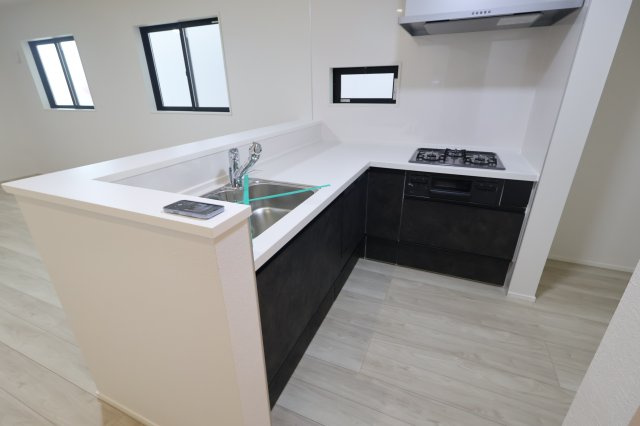 《仲介手数料無料》中央区本町東２丁目13-20(2号棟)新築一戸建てKEIAI GRACEのキッチン|撮影日 2025年10月19日 10:10 曇り