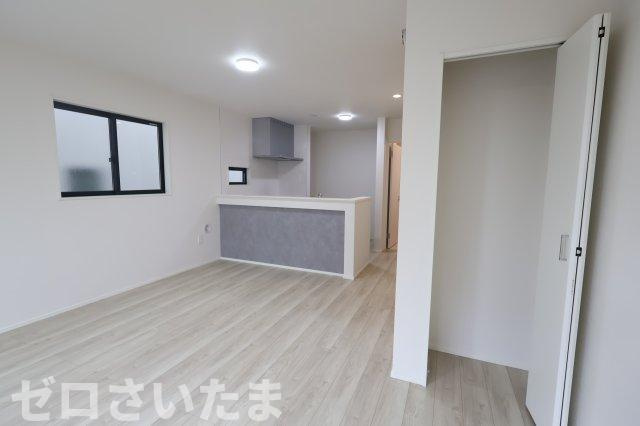 《仲介手数料無料》中央区本町東２丁目13-20(2号棟)新築一戸建てKEIAI GRACEの居間・リビング|撮影日 2025年10月19日 10:10 曇り