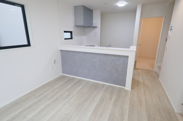 《仲介手数料無料》中央区本町東２丁目13-20(2号棟)新築一戸建てKEIAI GRACEの居間・リビング|撮影日 2025年10月19日 10:10 曇り