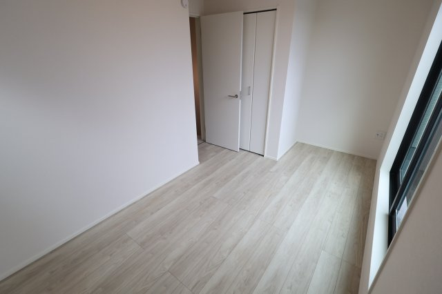 《仲介手数料無料》中央区本町東２丁目13-20(2号棟)新築一戸建てKEIAI GRACEの洋室|撮影日 2025年10月19日 10:10 曇り