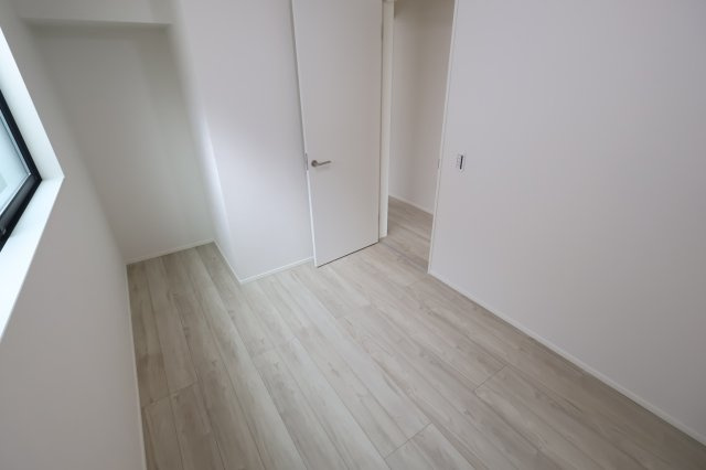 《仲介手数料無料》中央区本町東２丁目13-20(2号棟)新築一戸建てKEIAI GRACEの洋室|撮影日 2025年10月19日 10:10 曇り