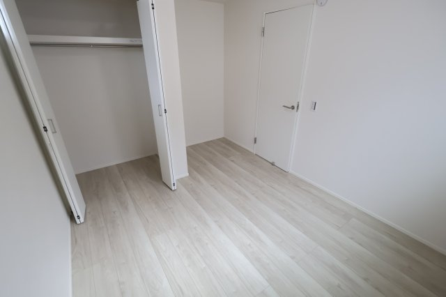 《仲介手数料無料》中央区本町東２丁目13-20(2号棟)新築一戸建てKEIAI GRACEの洋室|撮影日 2025年10月19日 10:10 曇り