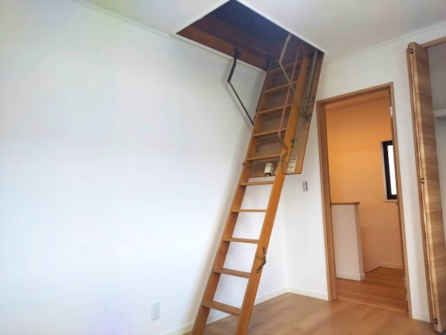 宝塚市山本丸橋1丁目一戸建の収納|2階洋室北側約6帖　屋根裏収納