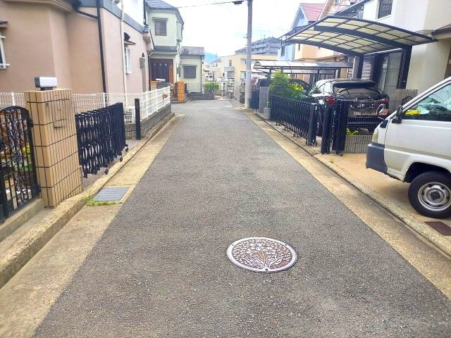 宝塚市山本丸橋1丁目一戸建の前面道路含む現地写真