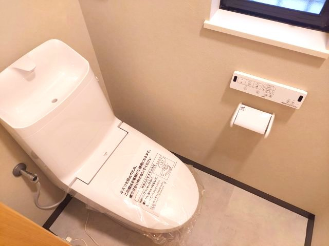 宝塚市山本丸橋1丁目一戸建のトイレ|1階トイレ　温水洗浄便座付き