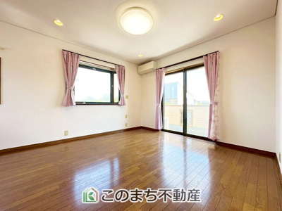 【洋室】 | FelidiaGarden上三川町しらさぎ三丁目 | 陽光がふんだんに降り注ぐお部屋です。陽だまりの空間で、プライベートなお家時間も快適にお過ごしいただけます♪
