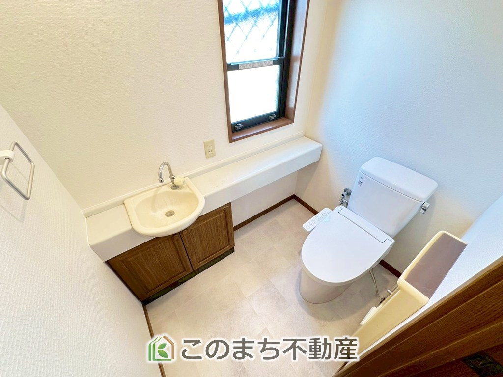 FelidiaGarden上三川町しらさぎ三丁目のトイレ|小窓から換気ができて清潔なトイレスペース☆ウォシュレット搭載です！
