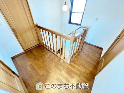 【内装】 | FelidiaGarden上三川町しらさぎ三丁目 | 手すり付きで小さなお子様にも安心の階段スペースです☆
