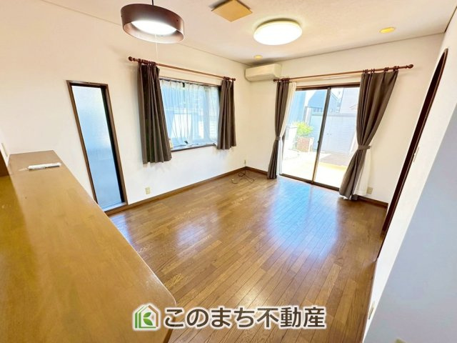 FelidiaGarden上三川町しらさぎ三丁目の居間・リビング|南側から暖かな日差しが差し込みます♪キッチンからリビングの様子がよく見渡せます☆
