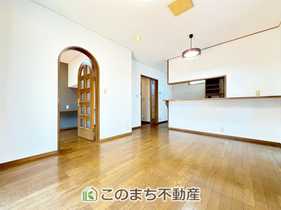 【居間・リビング】 | FelidiaGarden上三川町しらさぎ三丁目 | オープンでのびやかな空間を生み出す、こだわりの広がりとゆとり。家族と過ごす時間を大切にしたい方にぴったりの明るくゆとりある住空間です。
