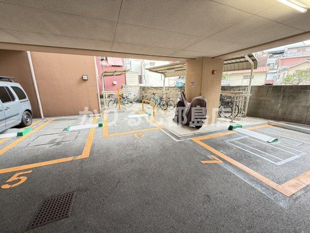 プラディオ天満セレニテの駐車場