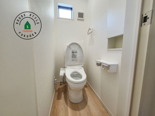 糟屋郡篠栗町田中1丁目第1-4棟（1号棟）のトイレ|トイレ・ウォシュレット付。快適で衛生的な洗浄機能付温水シャワートイレです。収納や手すりもついてます。