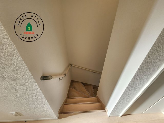 糟屋郡篠栗町田中1丁目第1-4棟（1号棟）の内装|＜手すり付階段＞手すりがないと階段の昇り降りで危険なことはもちろん、壁に手をつきながら歩くことで壁紙が汚れやすくなります。すべての方に快適に昇り降りしていただくため、手すりを設置しました。