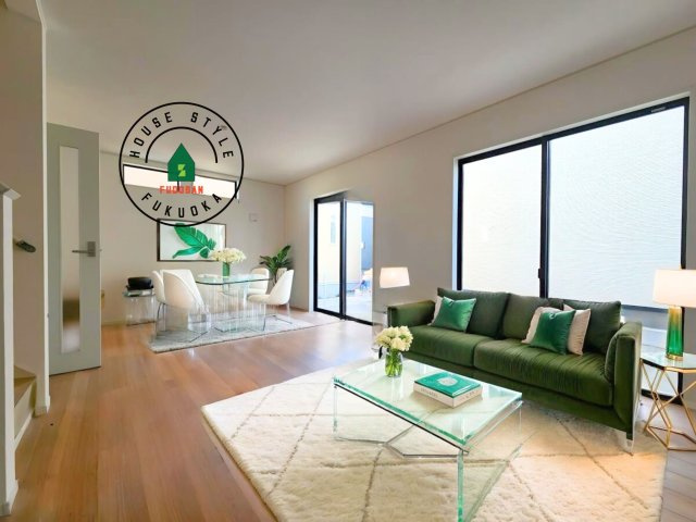 糟屋郡篠栗町田中1丁目第1-4棟（1号棟）の居間・リビング|キッチンからリビングをしっかり確認できます。家族の笑顔があふれる空間になりそうですね。※家具はCGを合成したものです。