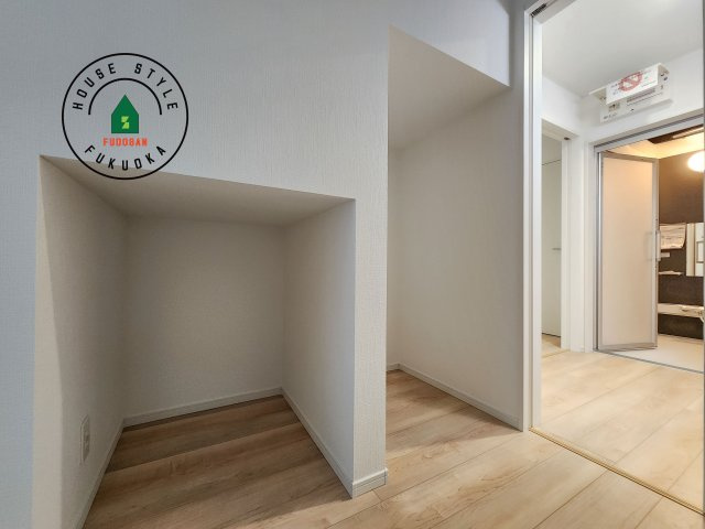 糟屋郡篠栗町田中1丁目第1-4棟（1号棟）の収納|壁面クローゼットのメリットは、衣類が横一列に並ぶためひと目で洋服が選びやすいこと。衣類をたくさんお持ちの方も、限られたスペース内に無理なく収納することができます。