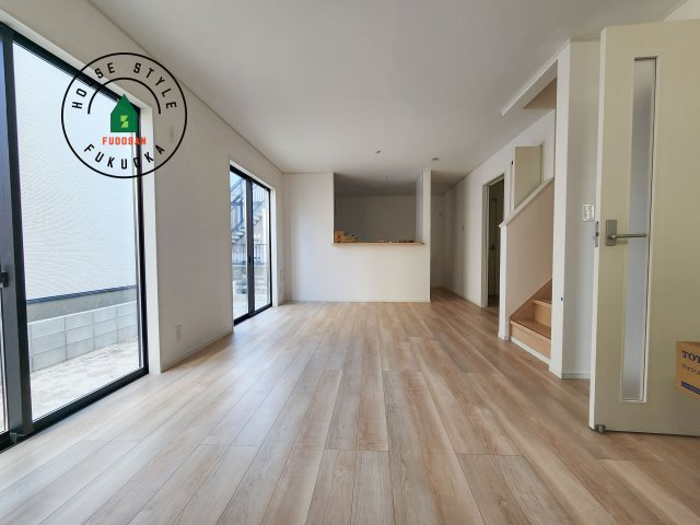 糟屋郡篠栗町田中1丁目第1-4棟（1号棟）の居間・リビング|明るく開放的なリビングダイニングは豊かな陽光が注ぎ込み、やすらぎの空間を演出してくれます。ご家族で楽しいひとときをお過ごし下さい。