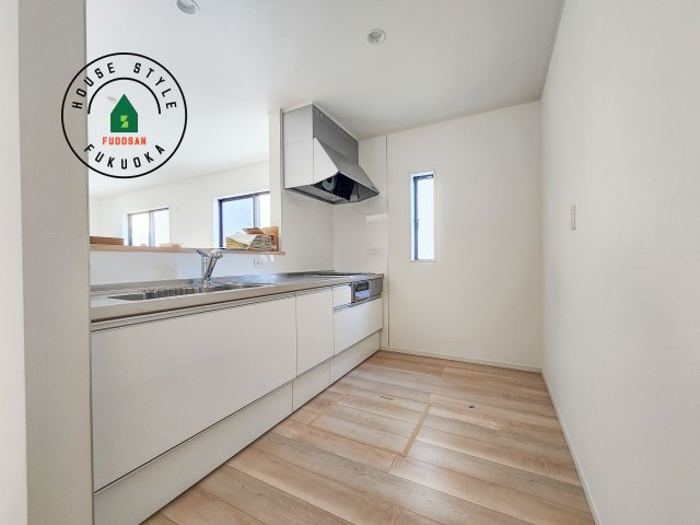 糟屋郡篠栗町田中1丁目第1-4棟（1号棟）のキッチン|忙しい朝でも家族揃って食事をしたいゆとりあるダイニングスペース。