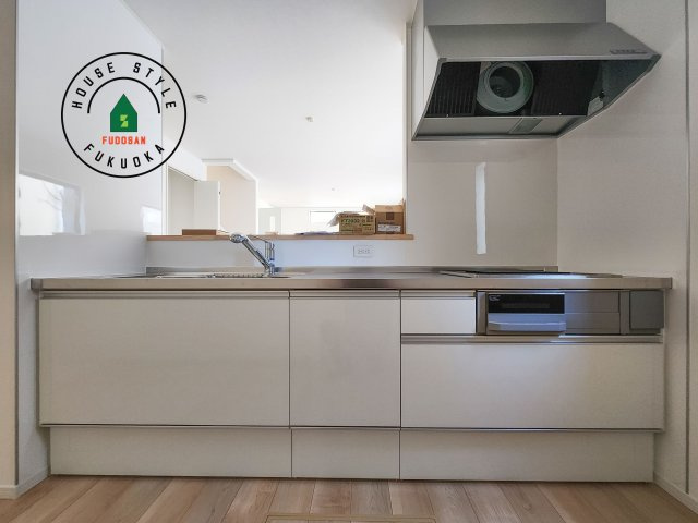 糟屋郡篠栗町田中1丁目第1-4棟（1号棟）のキッチン|カウンターキッチンなら、リビングで遊ぶ子供の様子を見ながら料理ができるので安心です。料理を運んでもらったり、子供にお手伝いしてもらいやすいのもいいですね。