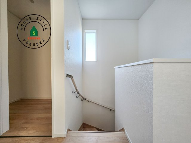 糟屋郡篠栗町田中1丁目第1-4棟（2号棟）の内装|＜手すり付階段＞手すりがないと階段の昇り降りで危険なことはもちろん、壁に手をつきながら歩くことで壁紙が汚れやすくなります。すべての方に快適に昇り降りしていただくため、手すりを設置しました。