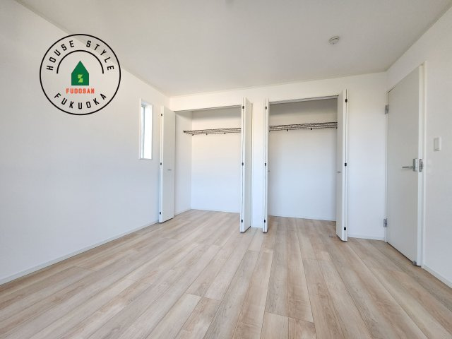 糟屋郡篠栗町田中1丁目第1-4棟（2号棟）の収納|【WIC（ウォークインクローゼット）】 たくさんの洋服をかけてもシワになりにくいウォークインクローゼット。洋服以外にも、普段使わない家電やスーツケース、ストック品など何でも片付く嬉しい空間です。