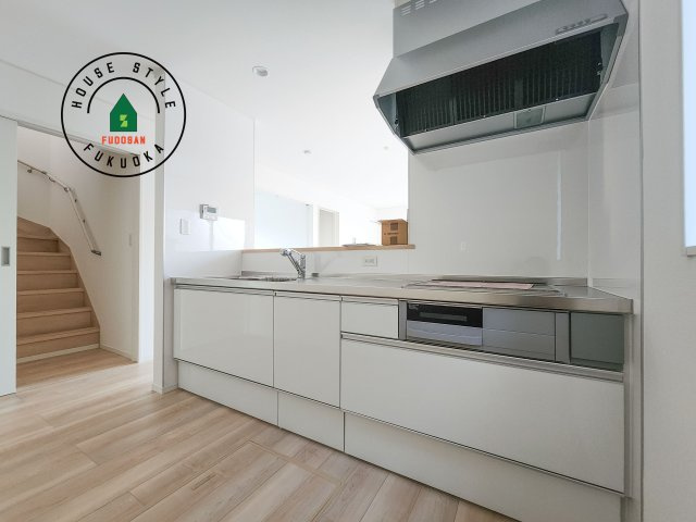 糟屋郡篠栗町田中1丁目第1-4棟（2号棟）のキッチン|カウンターキッチンなら、リビングで遊ぶ子供の様子を見ながら料理ができるので安心です。料理を運んでもらったり、子供にお手伝いしてもらいやすいのもいいですね。