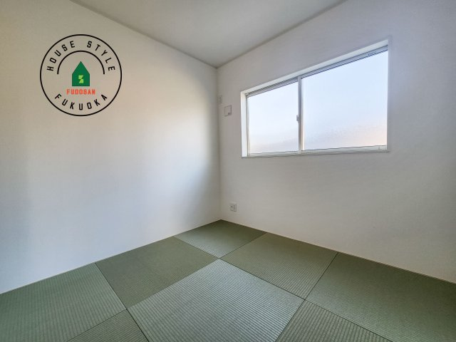 糟屋郡篠栗町田中1丁目第1-4棟（2号棟）の和室|和室を上手に活用すると暮らし方の幅が広がります。例えば普段は開け放して、子供の小さいうちはお昼寝や遊びのスペースに。畳はソフトなので転んでもケガをしにくく安心です