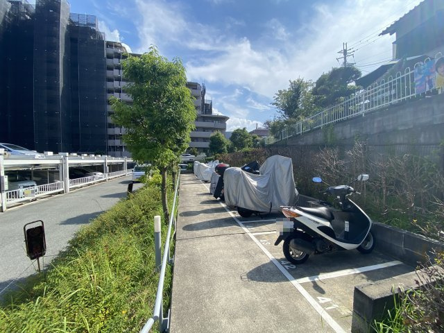 イトーピア金剛東グランヒルズの駐車場