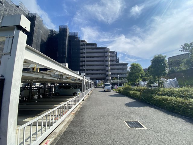 イトーピア金剛東グランヒルズの駐車場