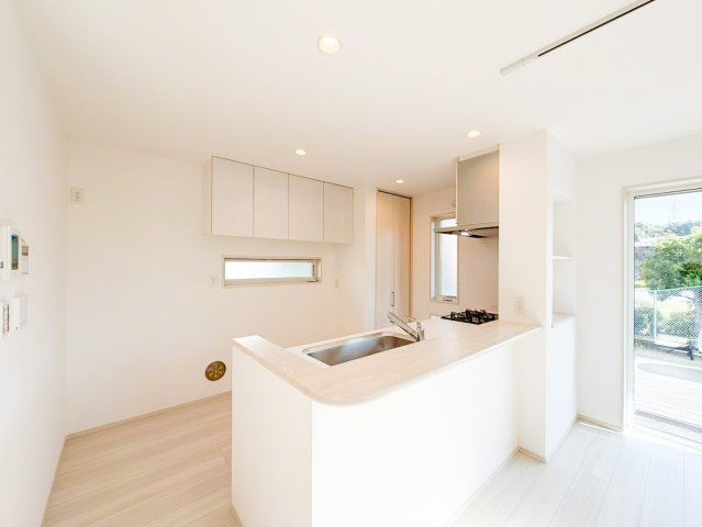 アイマーレ小机Ⅱ　横浜市港北区鳥山町 新築戸建第1期のキッチン|毎日使うキッチンがきれいだとお料理も楽しくなります。収納たっぷりなので調理器具や調味料も出し入れしやすいですね。お子様と一緒にお料理もできます。