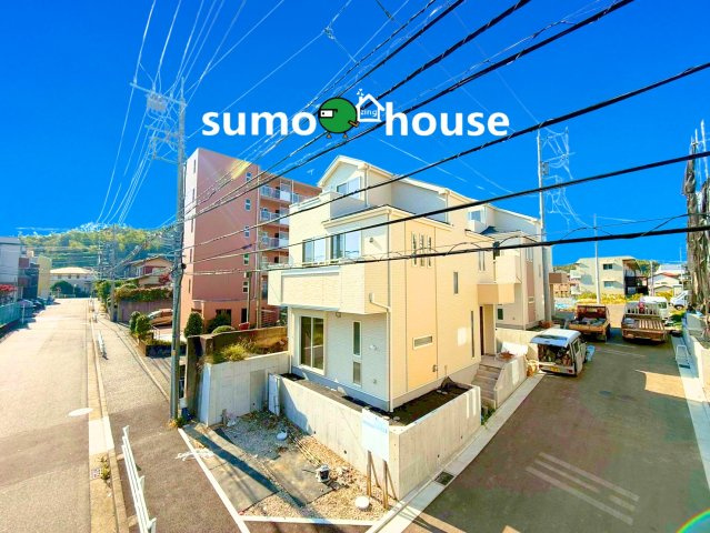 アイマーレ小机Ⅱ　横浜市港北区鳥山町 新築戸建第1期の前面道路含む現地写真|前面道路はこの分譲地用に造られた、ゆったり幅員5.5ｍの新設道路。お車の出し入れが苦手なママや小さなお子様にも安心ですね。しっかり舗装もされているので、ベビーカーや自転車で通っても快適に通行できます。