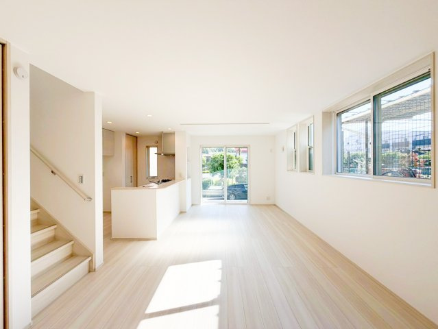 アイマーレ小机Ⅱ　横浜市港北区鳥山町 新築戸建第1期の居間・リビング|広いリビング・ダイニングがある新築一戸建ては、開放的で様々な楽しみ方ができます。家族が集まる中心となる場所で大きなテレビや家具を置いたり、コミュニケーションスペースとして活用できます。