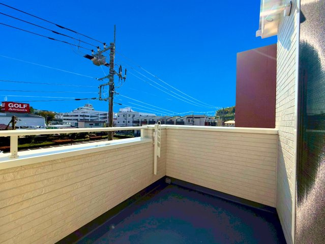 アイマーレ小机Ⅱ　横浜市港北区鳥山町 新築戸建第1期のバルコニー|お布団やシーツもまとめて干せます。広いバルコニーからたっぷりの光をうけたお布団やシーツから太陽の匂いが感じられます。1日のおわりに嬉しいですね。