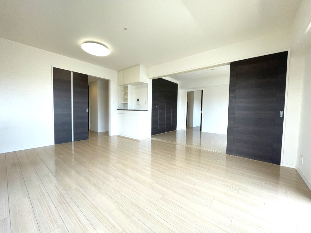 アルファステイツ平和町の居間・リビング|間仕切りを取ればリビングダイニングと洋室が一体となり、開放感があります。