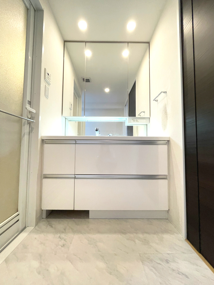 アルファステイツ平和町の独立洗面台|明るい洗面化粧台です。