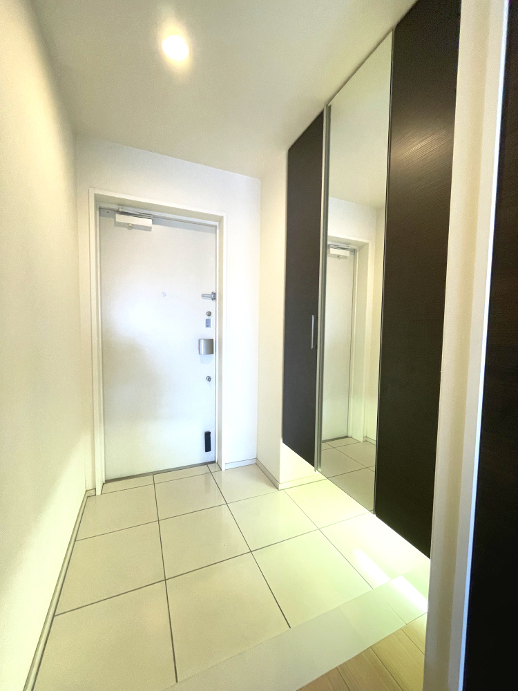 アルファステイツ平和町の収納|玄関の様子です。収納力のあるシューズボックスを完備しています。