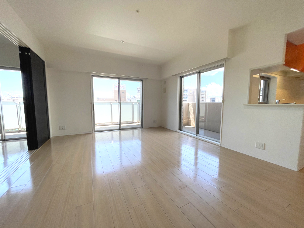 アルファステイツ平和町の居間・リビング|約12.1帖のリビングダイニングです。南向きのため、日当り良好です。