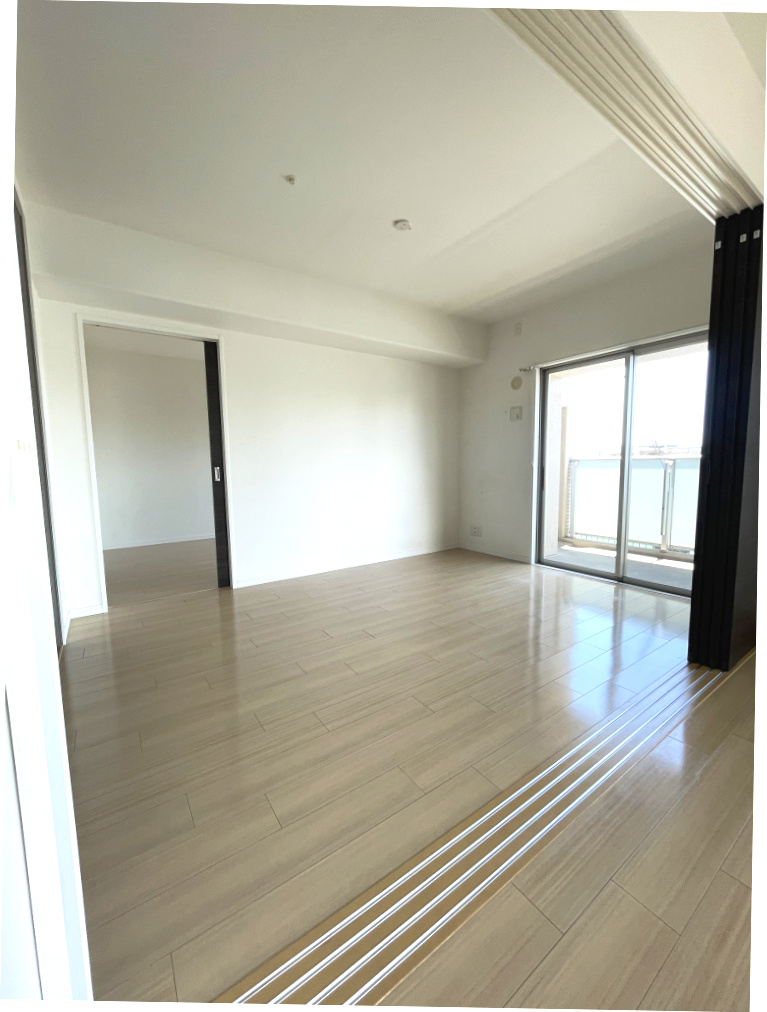 アルファステイツ平和町の洋室|約6.5帖の洋室です。リビングダイニング側、東側の7.7帖の洋室と繋がっています。