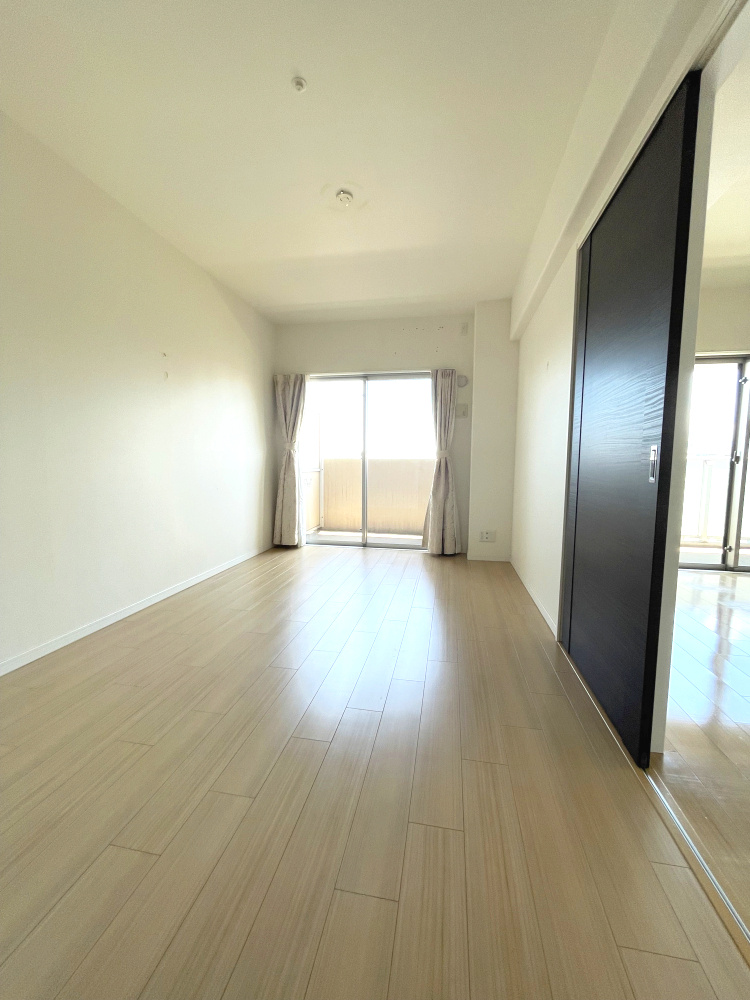 アルファステイツ平和町の洋室|約7.7帖の洋室です。廊下側、西側の6.5帖の洋室と繋がっています。南向きのため日当良好です。