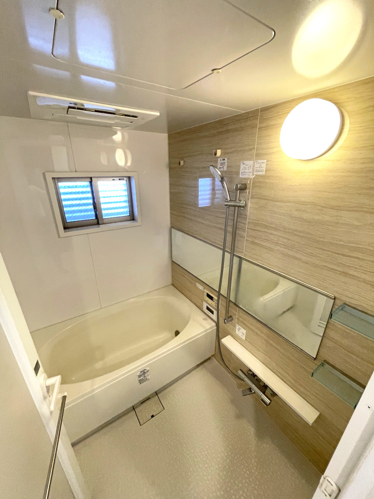 アルファステイツ平和町の浴室|角部屋のため、バスルームにも窓があり、換気も行えます。サニタリーもゆったりとしています。