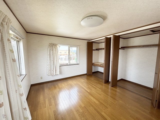 青森市　浪岡女鹿沢西花岡　中古住宅の洋室