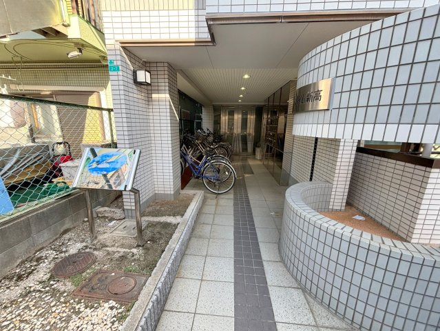 クラウンハイム新高のエントランス