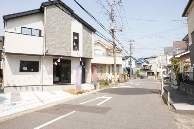 越谷市蒲生南町 新築分譲住宅の前面道路含む現地写真