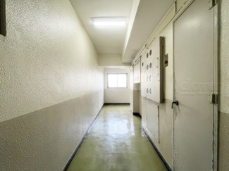 【その他共用部分】 | 共用廊下です。ここもきれいに清掃されています。周囲のお部屋の様子も、ぜひ伺ってみてください。～即日のご見学可能～　お問合せはお気軽にどうぞ。